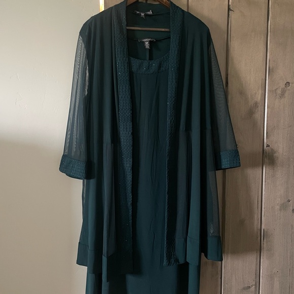 Beautiful, rich green dress! Perfect for Christmas parties! Never worn. - Picture 8 of 8